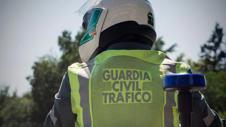 Aviso de la Guardia Civil: parece obvio, pero no dejes nunca esto en la guantera de tu coche