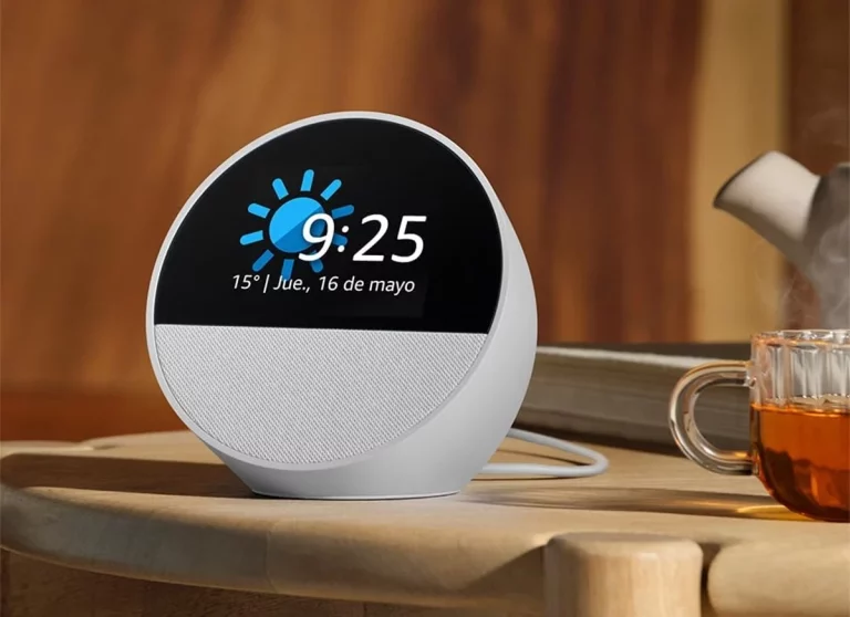 Despiértate de la mejor manera posible con el despertador Echo Spot que incluye Alexa en Amazon