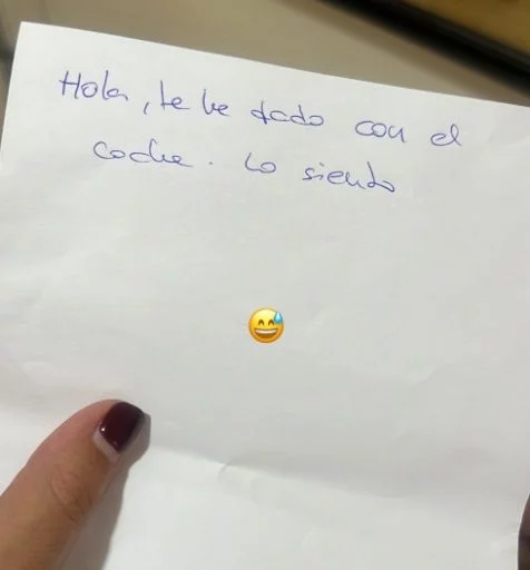 Se encuentra su coche con un golpe tremendo y esta absurda nota del culpable 3 Insólita disculpa tras chocar un coche.