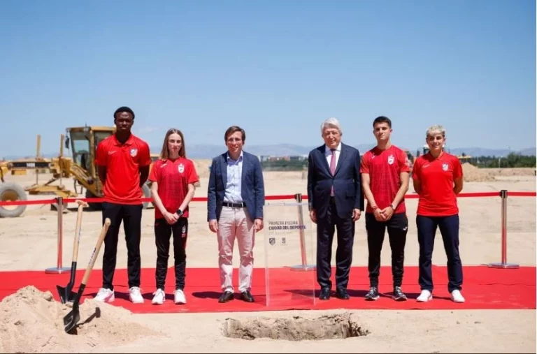 Almeida y Cerezo colocan la primera piedra de la Ciudad del Deporte junto al Metropolitano