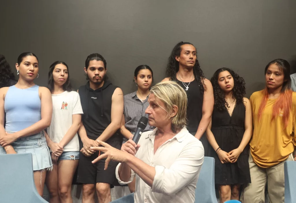 Nacho Cano se defiende de las acusaciones con el elenco de becados