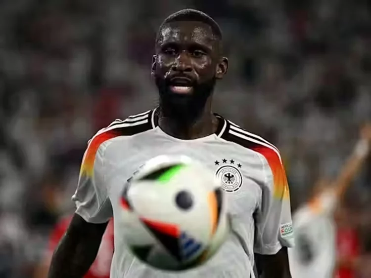 Pedri dejó un pequeño dardo al central madridista por sus "pellizcos" durante los partidos