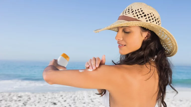 La OCU denuncia el peligro de estas tres marcas de cremas solares: de Nivea a Cien Sun