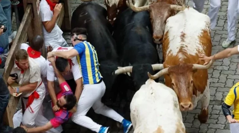 El tercer encierro de San Fermín, rápido y limpio con toros de Victoriano del Río