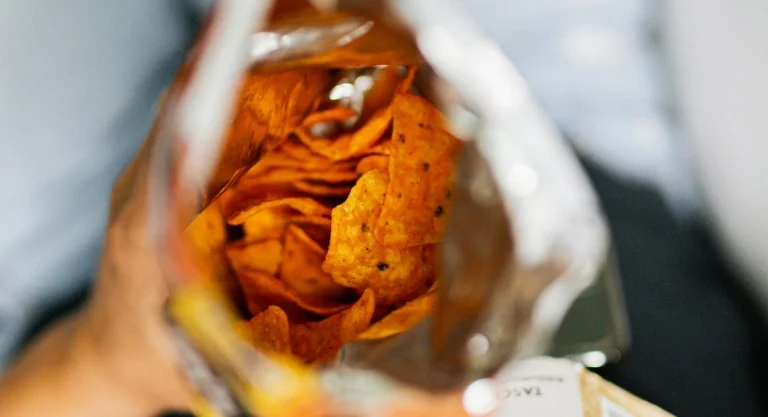 Patatas fritas y nachos bajo lupa: la OCU revela los peligros de estos aperitivos