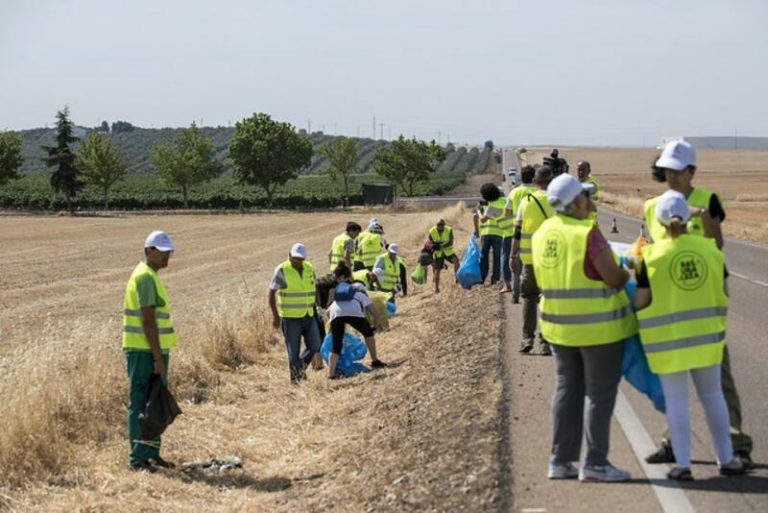 Tirar basura en las carreteras podría provocar incendios, inundaciones y es un riesgo para los usuarios