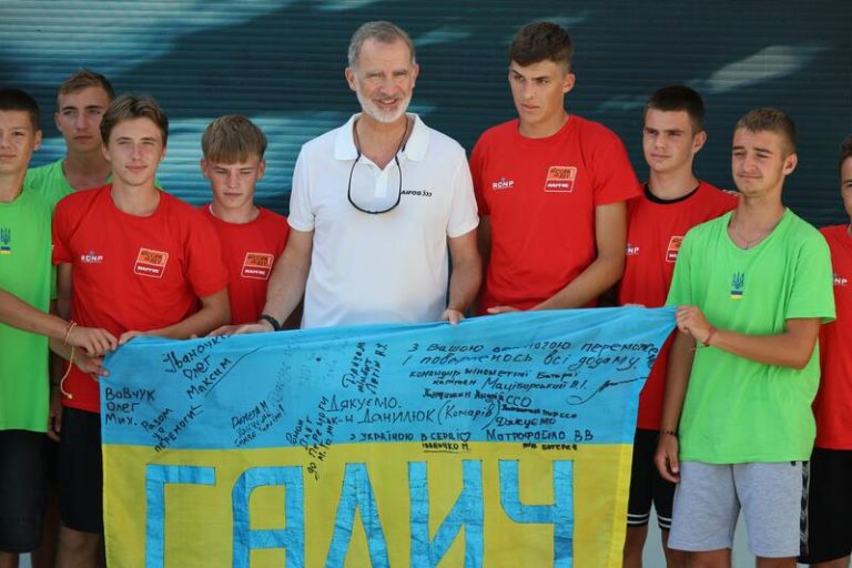 El Rey Felipe saluda a jóvenes ucranianos que participan en los talleres de la Copa del Rey Mapfre de vela