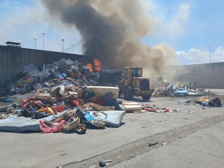 Ardiente emergencia: bomberos combaten el incendio en la planta de reciclaje de Santo Tomás de las Ollas