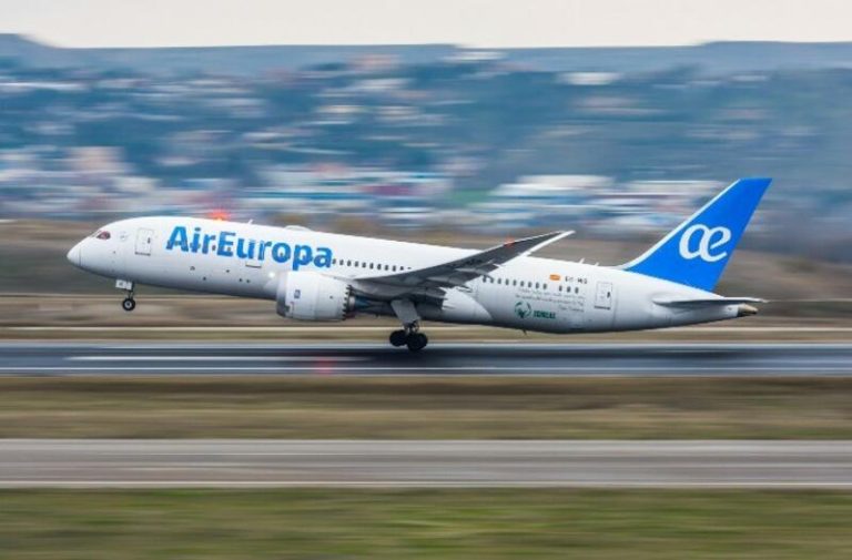Revuelo en Air Europa: multan a la aerolínea con 600.000 euros por filtración de información