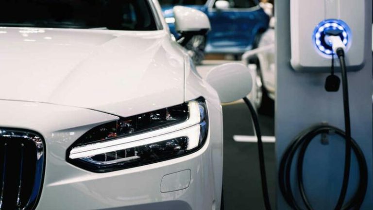 Las matriculaciones de coches eléctricos en la UE se elevan un 48,5% en 2023, llegando a 4,5 millones