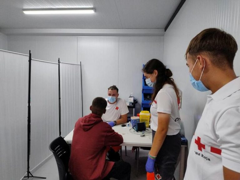 Localizan 3 pateras con 40 personas, entre ellas 9 menores, en Teulada, El Campello y Torrevieja