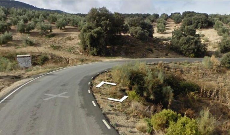 Hallan muerto a un hombre de 71 años en coche volcado en olivar de Piñar