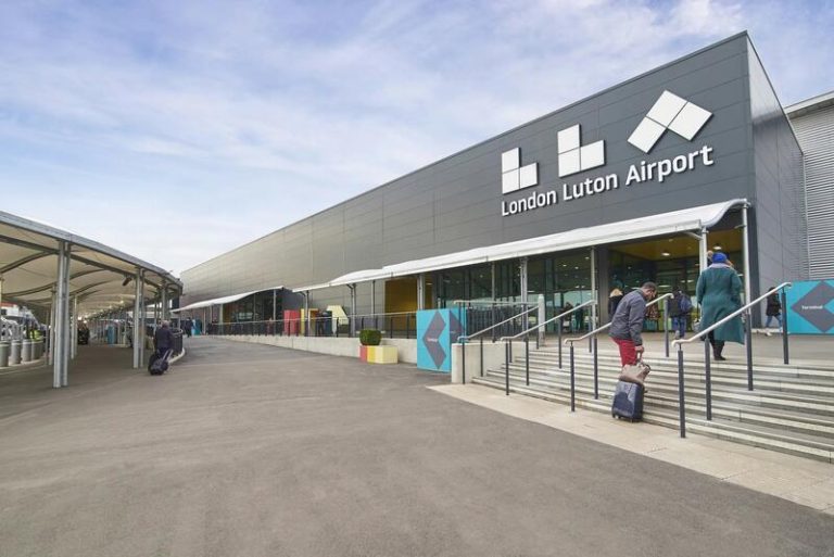 Sabadell revisa al alza el precio de Aena tras la incautación del aeropuerto de Luton por el Reino Unido