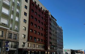 Investigan la muerte de un hombre y una mujer tras precipitarse al vacío en un hotel de León