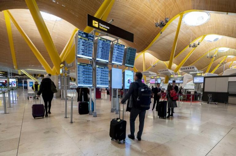 Policía denuncia el desbordamiento de los espacios de acogida en Barajas por el flujo de mauritanos que llegan de Marruecos
