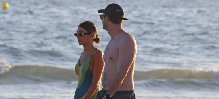 Anna Ferrer y su chico Mar disfrutan de una cita idílica en la playa de la madre de la actriz, Paz Padilla