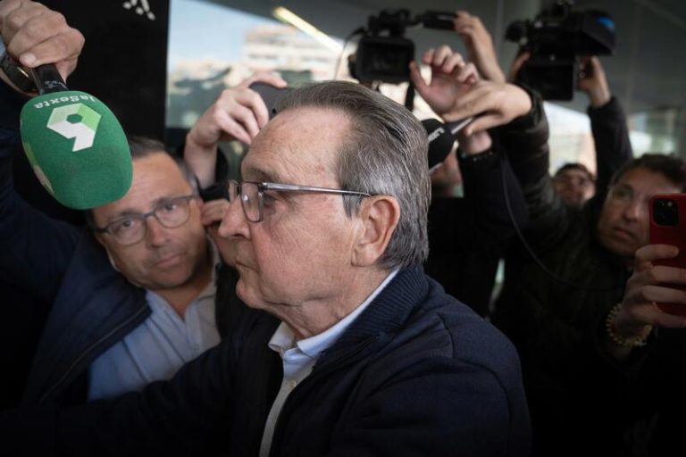 El juez Aguirre mantiene hábil el mes de agosto para la instrucción del 'caso Negreira'