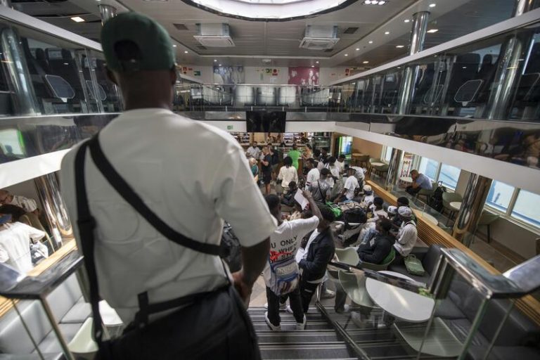 Unos 65 residentes del Centro de Inmigrantes de Ceuta saldrán hacia la península