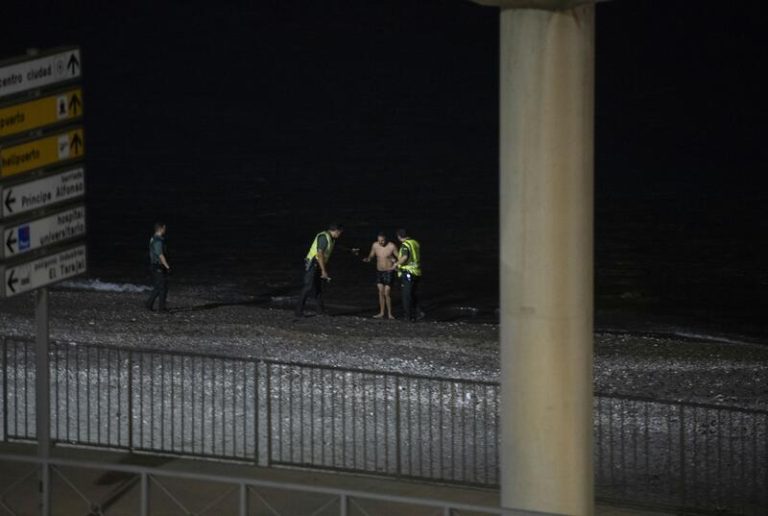 Más de 60 migrantes salen del CETI de Ceuta con destino a la península, todos solicitantes de asilo