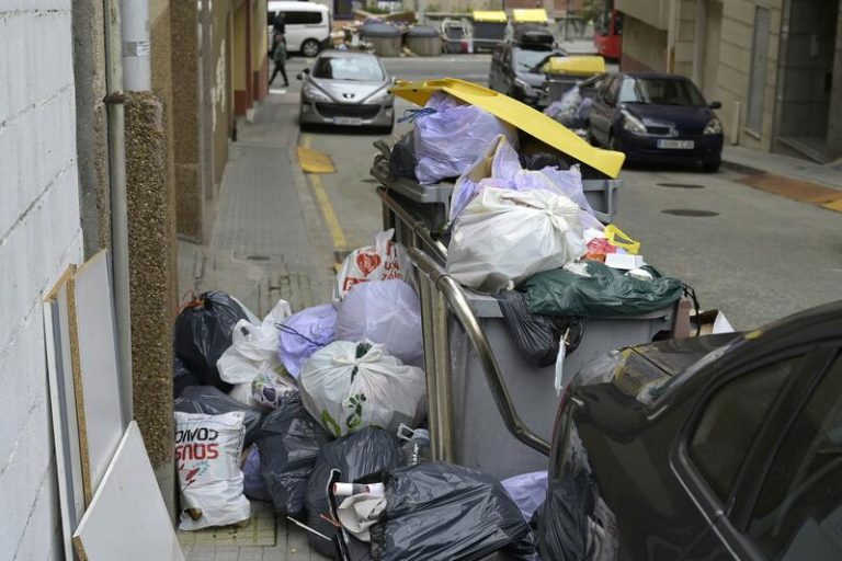 La alcaldesa de A Coruña espera que se normalice la recogida de la basura tras 40 días de huelga