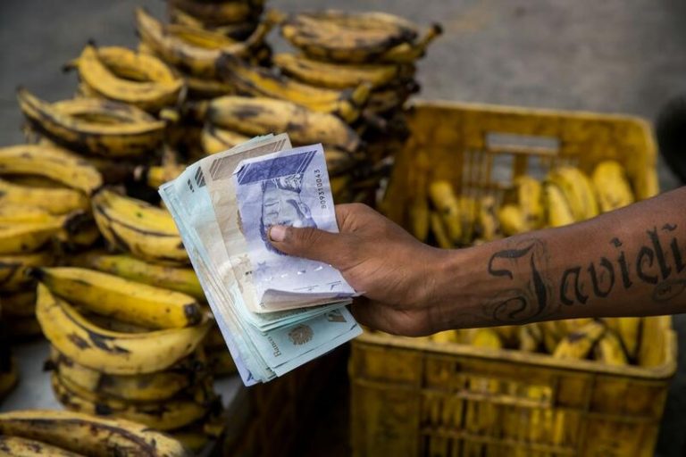 La bajada de precios en Venezuela sorprende, pero los aumentos mensuales persisten