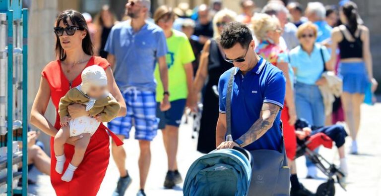 Patricia Pardo y Chistian Gálvez se muestran en su romántica escapada a Santiago con su hijo Luca