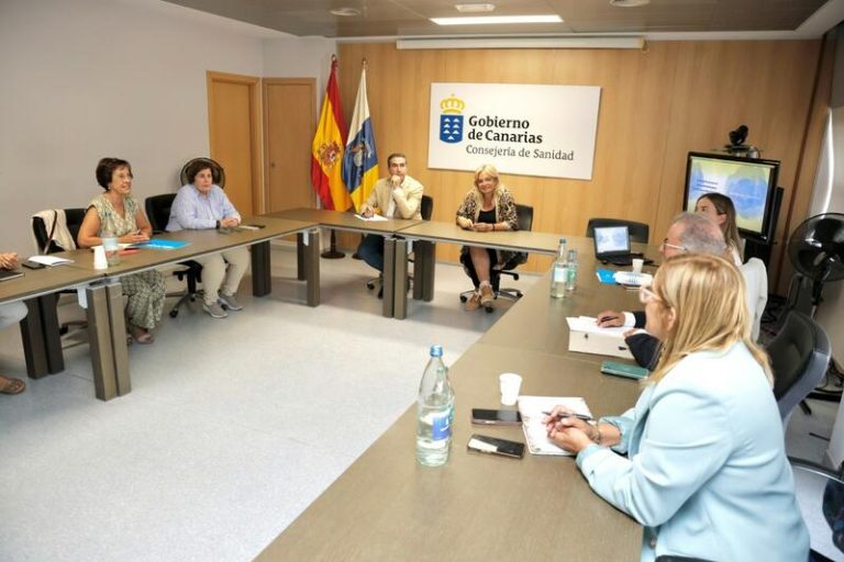 Canarias y Unicef se encargan del cuidado integral de los niños migrantes sin familia en las islas