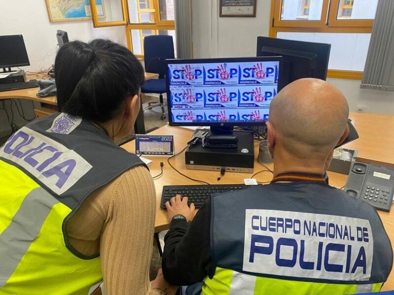 Escándalo en Málaga: Hombre grabó a la hija de su pareja desnuda en el baño