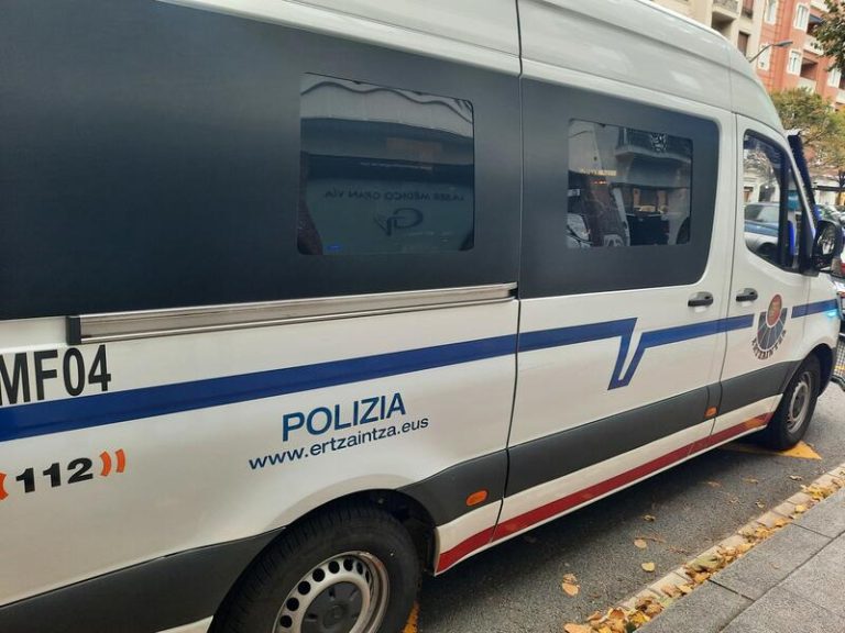Policía Vasca se enfrenta a supuestos delincuentes que irrumpieron en su casa
