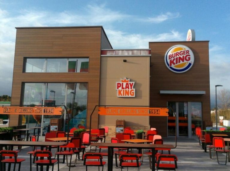 Acuerdo sindical garantiza el futuro de 1.000 empleados tras la compra de la cadena Burger King en España por RBI