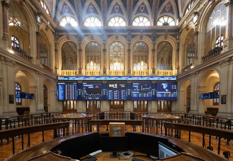 El Ibex 35 pone fin a la tendencia a la baja con un alza del 2% al cierre, a punto de alcanzar los 10.600