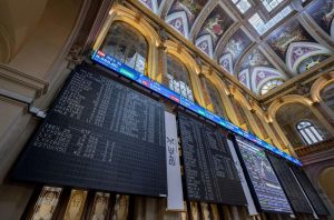 ¡Cuidado inversores! El Ibex 35 se desploma y amenaza con cruzar la barrera de los 10.500 puntos