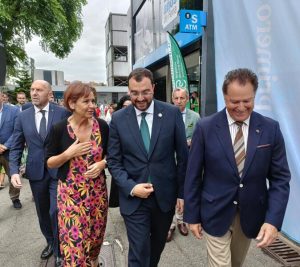Barbón acusa a Puigdemont de tener miedo a la detención y de dejar colgados a sus partidarios