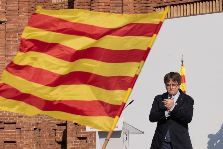 Catástrofe política: Ayuso exige a Sánchez que dimita tras la misteriosa desaparición de Puigdemont