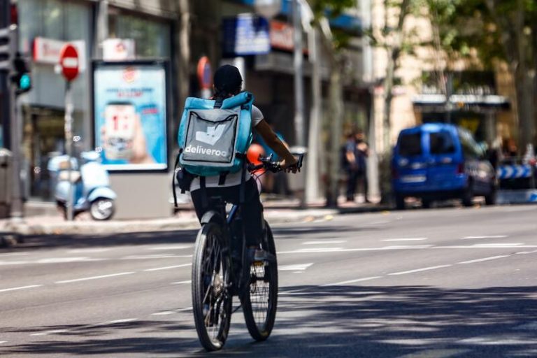 Adiós a las pérdidas: Deliveroo entra en beneficios y eleva sus expectativas para el año