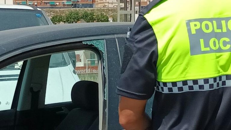 Bomberos rescatan a un bebé encerrado en un coche durante la ola de calor en Elda
