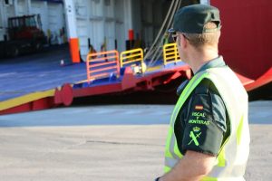 Un hombre francés de 72 años es detenido en el puerto de Ciutadella por llevar una pistola en su equipaje