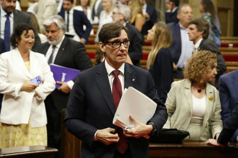 El Parlamento de Cataluña se posiciona por la investidura de Illa, y Junts pide la suspensión