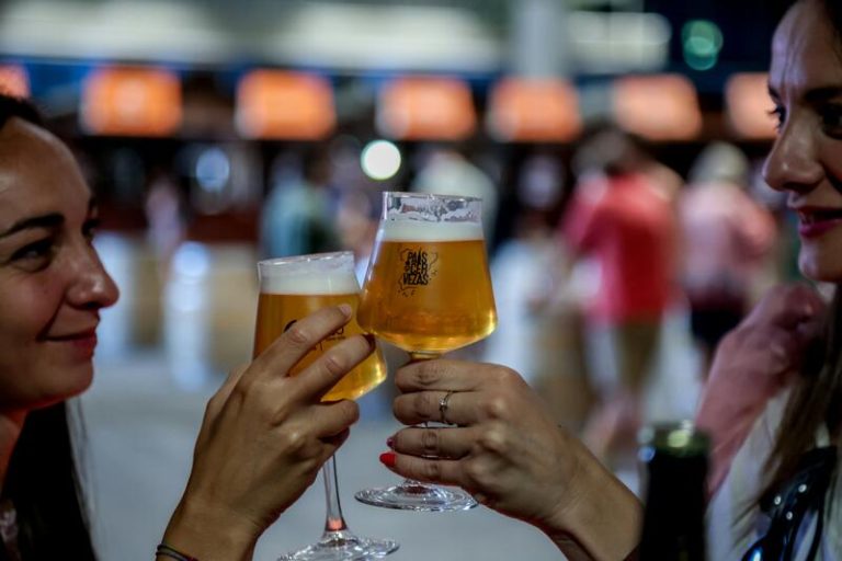 ¡Adiós a las cañas! El consumo de cerveza se derrumba un 14% en España, pero las claras se remontan un 35%