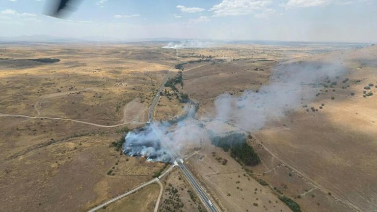 Unidades de bomberos y aéreas luchan con tesón por extinguir el fuego en Urraca Miguel