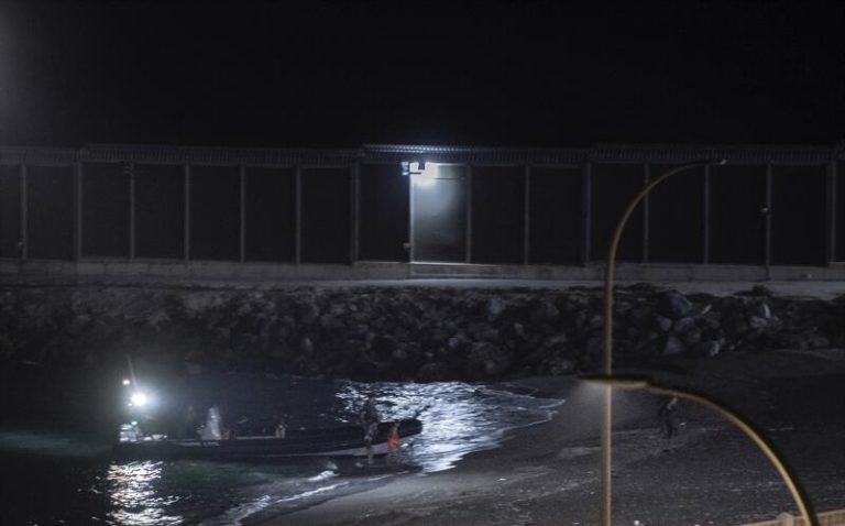 Ceuta recibió a casi 300 menores más de su capacidad tras la entrada de siete esta noche