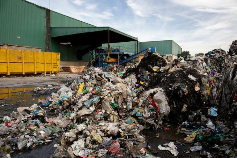 Adiós a los envases desechados: Transición Ecológica estudia un sistema de devolución y recompensa