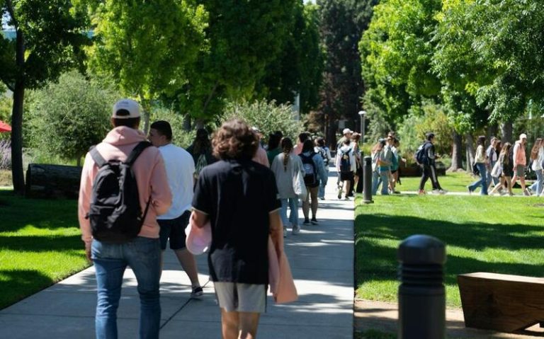 Menos jóvenes en España se sienten solos y aislados que en el resto de países de la UE