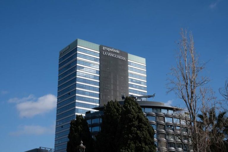 Los bomberos de Barcelona logran apagar el incendio de la Torre Godó