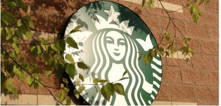 Starbucks nombra a Brian Niccol como consejero delegado y sus acciones subieron