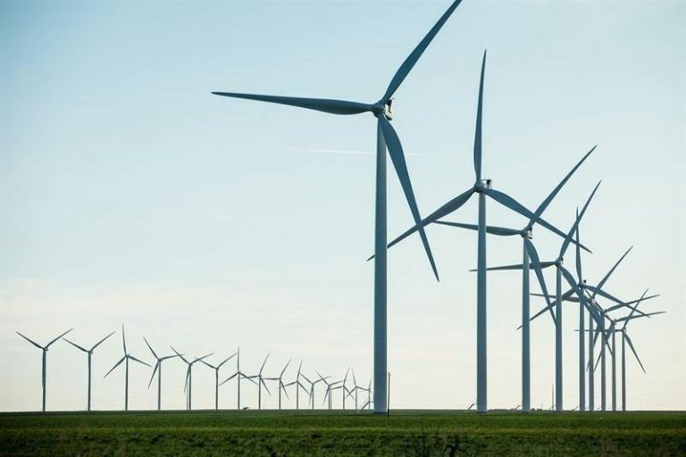 Vestas duplicó sus pérdidas semestrales hasta 231 millones y revisa a la baja sus previsiones