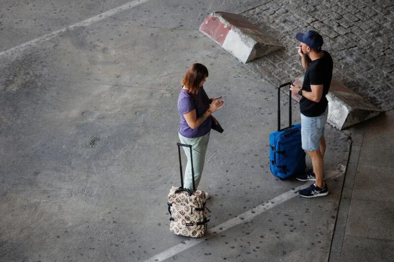 Casi 1 de cada 5 trabajadores de España no pueden disfrutar de vacaciones semanales, revela UGT