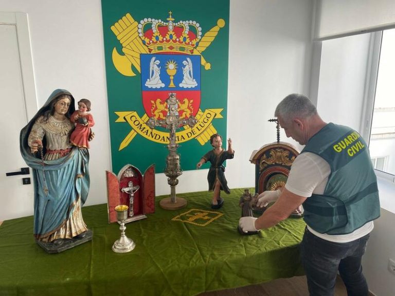La Guardia Civil recupera una cruz de plata del siglo XVII perdida en A Terra Chá