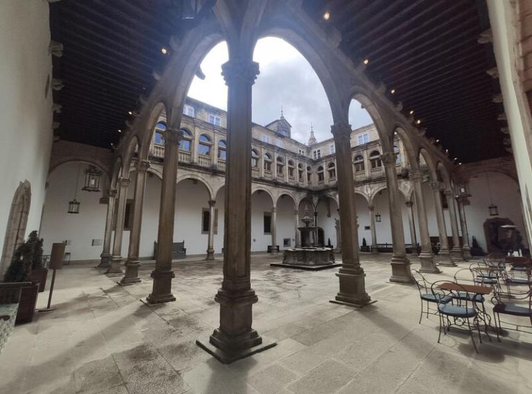 Turespaña adjudica las obras en los paradores de Santiago, Úbeda, La Granja, Ronda y Lorca