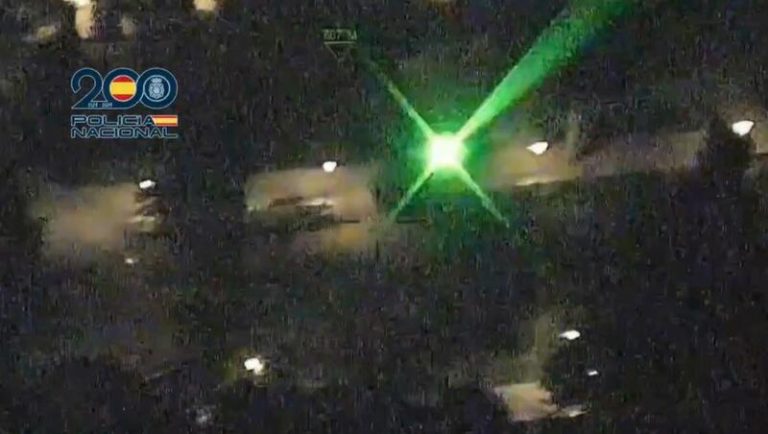 Identifican a 3 personas que podrían ser multadas por apuntar con láser a un helicóptero de Policía